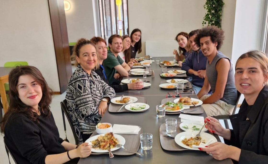 A group of participants, including Patricia, having lunch together