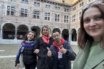 Selfie of ESC volunteers and VIEWS staff in a sunny square in Liège