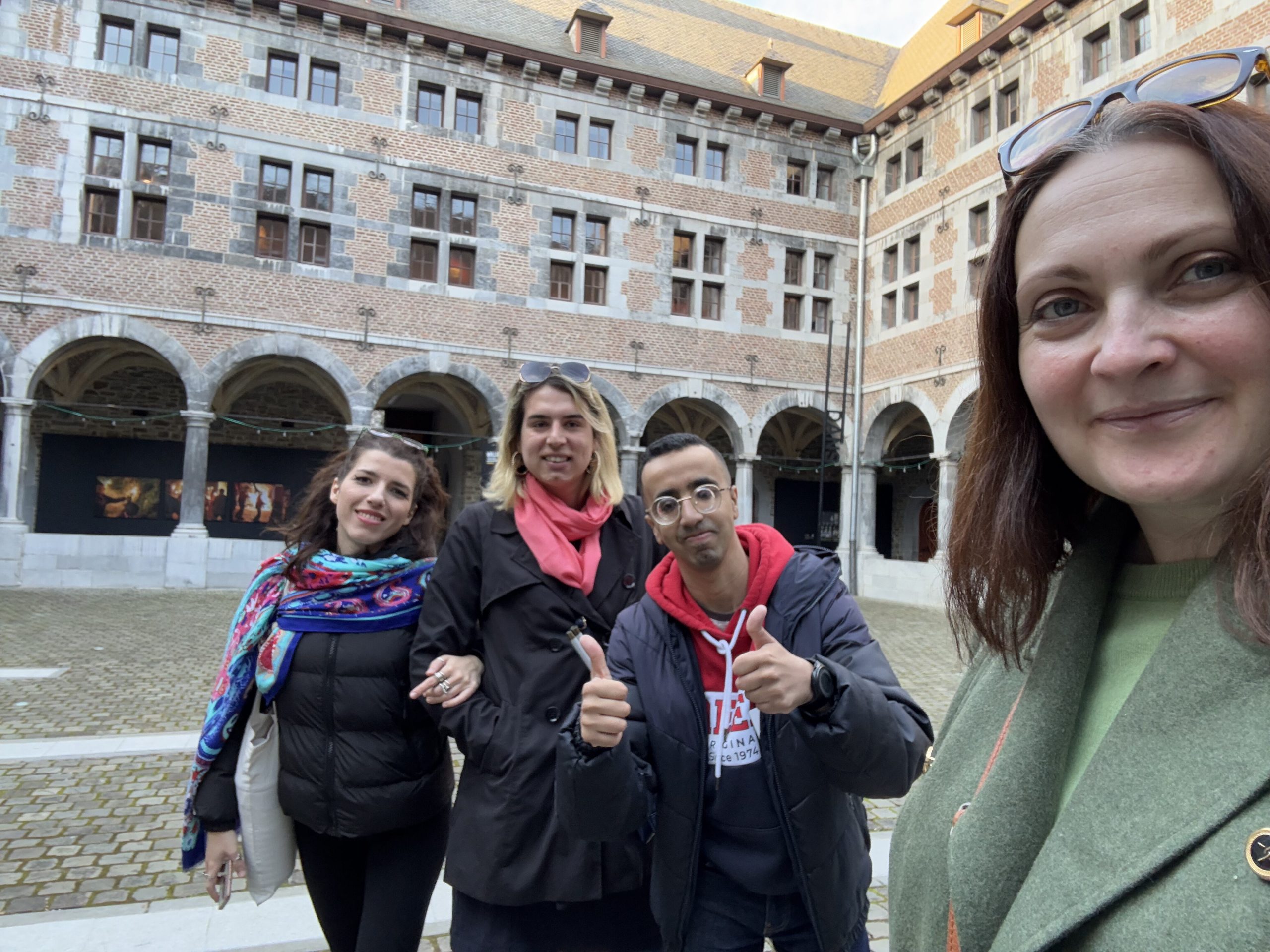 Selfie of ESC volunteers and VIEWS staff in a sunny square in Liège