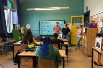 Jasper in a room at the IRHOV school with the teachers and the students, introducing himself
