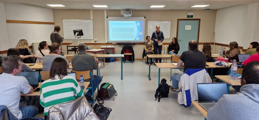 Carmen is introducing the ESC programme to students sitting in the classroom. Next to her, Sofia and Selma.