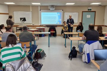 Carmen is introducing the ESC programme to students sitting in the classroom. Next to her, Sofia and Selma.