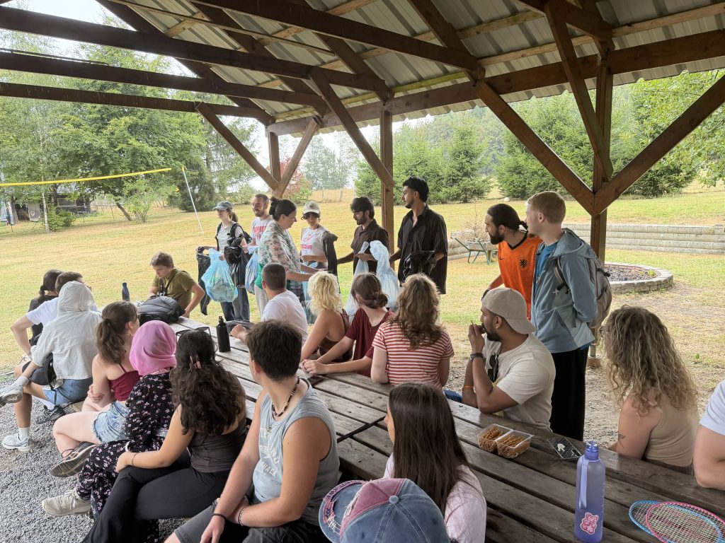 Participants sitting under a pergola in Botassart